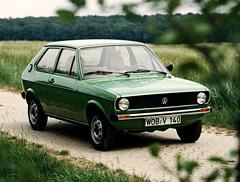 Volkswagen Polo первого поколения внешне сложно было отличить от Golf.